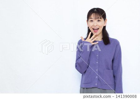 微笑和驚訝的女人 141390008