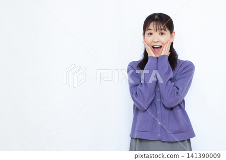微笑和驚訝的女人 141390009