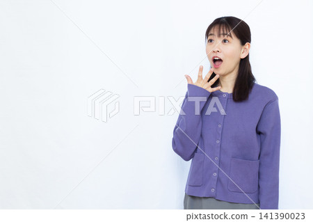 微笑和驚訝的女人 141390023