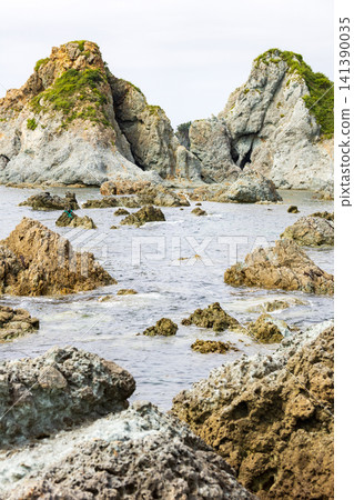 佐渡島七浦海岸的夫妻岩 佐渡島七浦海岸的夫妻岩 141390035