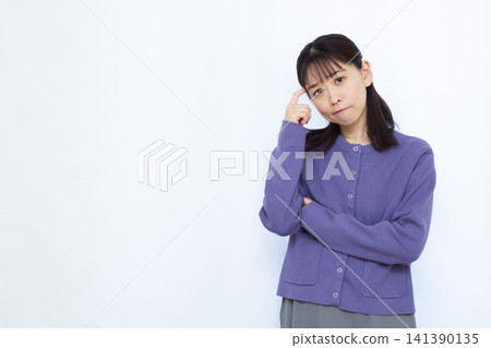一個女人抱著頭憂心忡忡 141390135