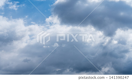 許多白雲飄過蔚藍的冬天天空。 許多白雲飄過蔚藍的冬天天空。 141390247