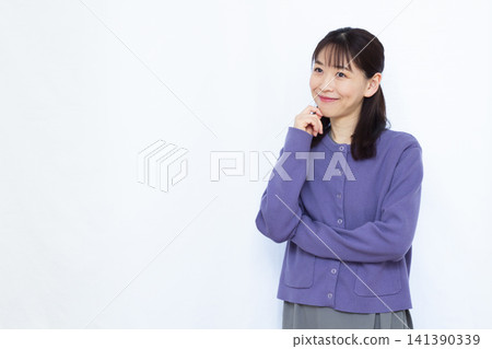 微笑著思考的女人 141390339