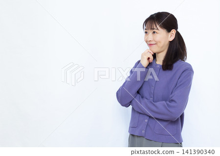 微笑著思考的女人 141390340