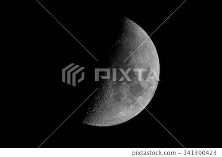一彎新月,帶著清晰可見的環形山,漂浮在夜空中。 一彎新月,帶著清晰可見的環形山,漂浮在夜空中。 141390423