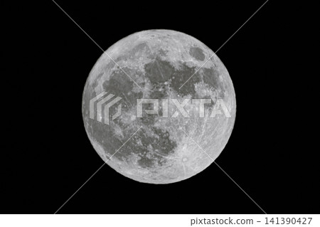 夜空中一輪滿月,環形山清晰可見。 夜空中一輪滿月,環形山清晰可見。 141390427