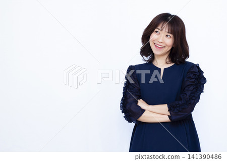 A businesswoman thinking with a smile 141390486