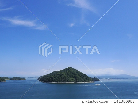 海面上漂浮著一座島嶼,一艘船從旁邊駛過。 海面上漂浮著一座島嶼,一艘船從旁邊駛過。 141390993