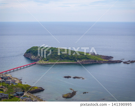 從無人機上俯瞰福井縣堺市三國町的大島和紅色大島橋,遠眺日本海。 從無人機上俯瞰福井縣堺市三國町的大島和紅色大島橋,遠眺日本海。 141390995