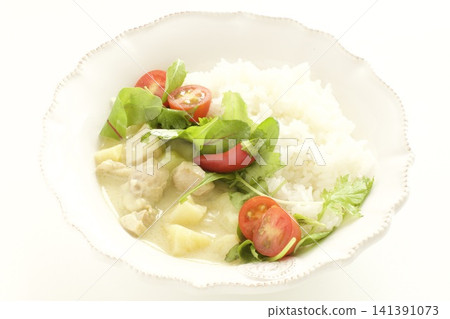 雞肉奶油燉飯配新鮮蔬菜 雞肉奶油燉飯配新鮮蔬菜 141391073