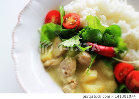 雞肉奶油燉飯配新鮮蔬菜 141391074