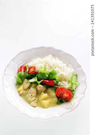 雞肉奶油燉飯配新鮮蔬菜 141391075