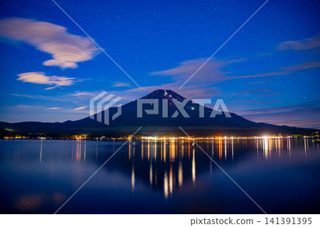 [Yamanashi Prefecture] A summer tradition: Human formations formed by climbing Mt. Fuji, reflected in Lake Yamanaka 141391395