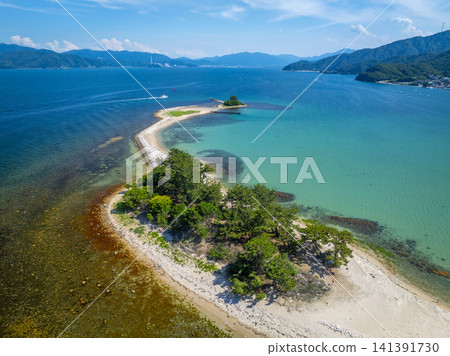 無人機拍攝的福井縣敦賀市美麗的瑞島，瑞島素有「北陸夏威夷」之稱。 141391730