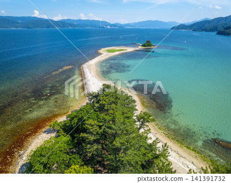 無人機拍攝的福井縣敦賀市美麗的瑞島，瑞島素有「北陸夏威夷」之稱。 141391732