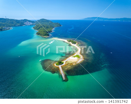 無人機拍攝的福井縣敦賀市美麗的瑞島，瑞島素有「北陸夏威夷」之稱。 141391742