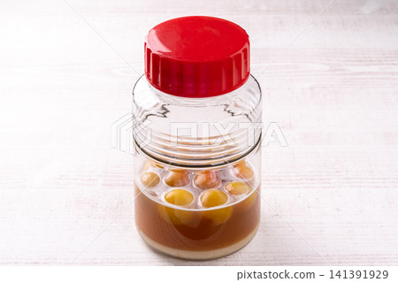 製作李子醋糖漿 製作李子醋糖漿 141391929