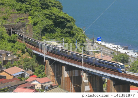 東海道線上的「藍寶石之舞」號列車正在運行。 141391977