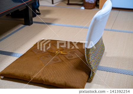 [#ryokan] 安靜的客房場景，榻榻米房間內擺放著地椅和靠墊。 141392254