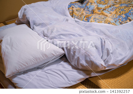[#ryokan] 日式房間榻榻米上鋪著被褥和枕頭 141392257