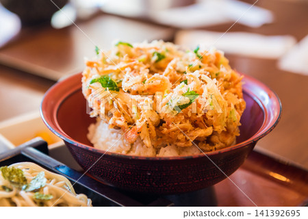新鮮炸製的酥脆天婦羅飯 新鮮炸製的酥脆天婦羅飯 141392695