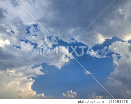 夏季積雨雲,沐浴在陽光下。 夏季積雨雲,沐浴在陽光下。 141393578