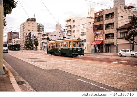 一輛復古電車(廣島電652號)行駛在廣島的街道上-廣告橫幅/背景素材 一輛復古電車(廣島電652號)行駛在廣島的街道上-廣告橫幅/背景素材 141393710