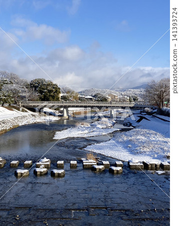 冬日雪景,鴨川上遍佈踏腳石和橋樑。 冬日雪景,鴨川上遍佈踏腳石和橋樑。 141393724