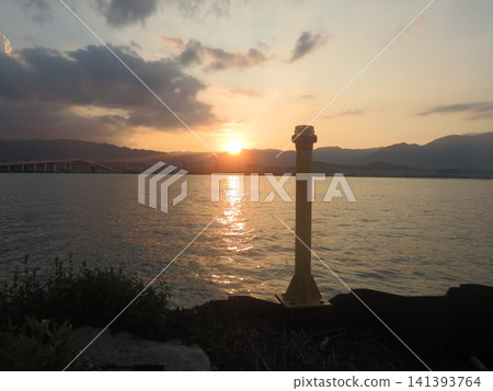 夕陽西下,琵琶湖和琵琶湖大橋熠熠生輝。 夕陽西下,琵琶湖和琵琶湖大橋熠熠生輝。 141393764