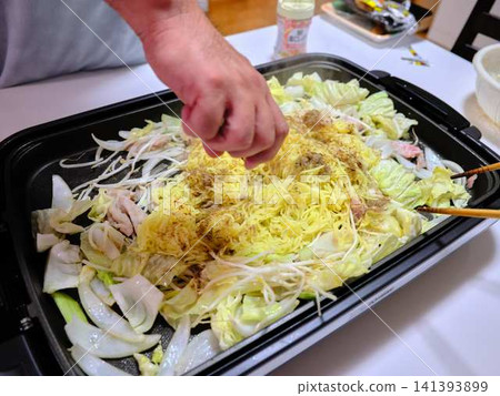 Cooking Yakisoba at a food stall Cooking Yakisoba at a food stall 141393899