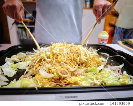 Cooking Yakisoba at a food stall 141393909