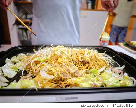 Cooking Yakisoba at a food stall Cooking Yakisoba at a food stall 141393910