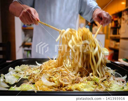 在小吃攤烹煮炒麵 在小吃攤烹煮炒麵 141393916