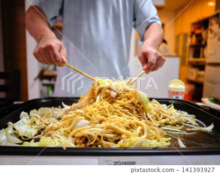 Cooking Yakisoba at a food stall Cooking Yakisoba at a food stall 141393927