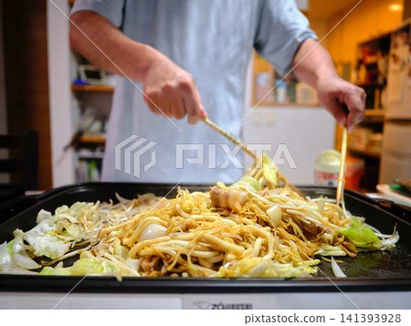 Cooking Yakisoba at a food stall Cooking Yakisoba at a food stall 141393928