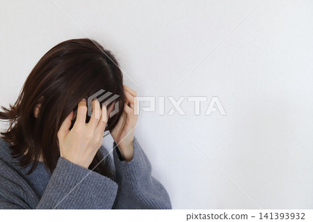 一位女子痛苦地雙手抱頭──一幅令人焦慮的畫面 141393932