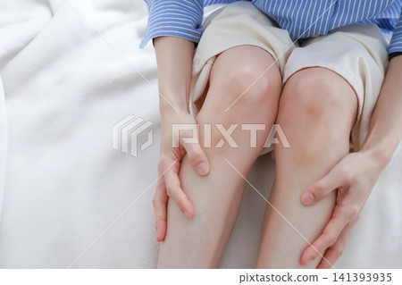 畫面中一位女士疲憊的雙腿正用力按壓著小腿。 141393935