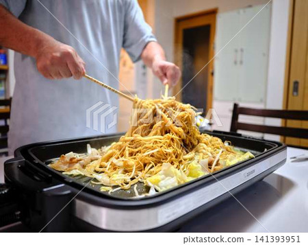 Cooking Yakisoba at a food stall Cooking Yakisoba at a food stall 141393951