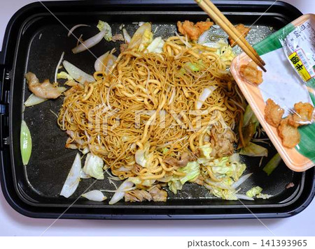 Cooking Yakisoba at a food stall Cooking Yakisoba at a food stall 141393965