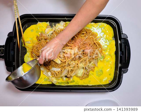 Cooking Yakisoba at a food stall Cooking Yakisoba at a food stall 141393989