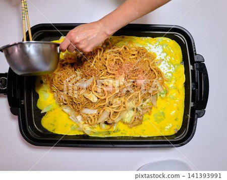 Cooking Yakisoba at a food stall Cooking Yakisoba at a food stall 141393991