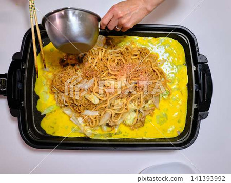 Cooking Yakisoba at a food stall Cooking Yakisoba at a food stall 141393992