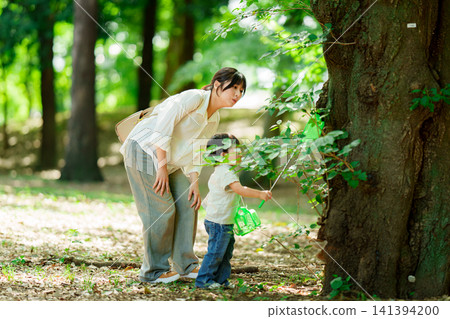 Parent and child taking insects Parent and child taking insects 141394200