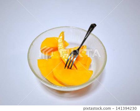 Easy-to-eat cut mango Easy-to-eat cut mango 141394230