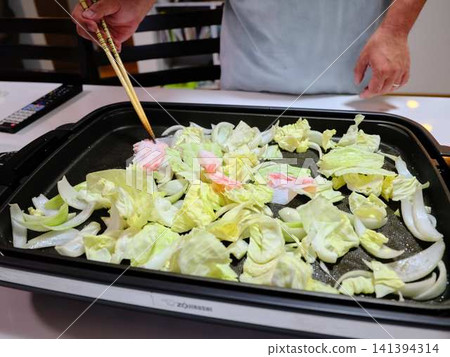 Stir-fried pork vegetables cooked in a frying pan Stir-fried pork vegetables cooked in a frying pan 141394314