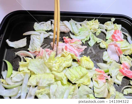 在煎鍋中煮熟的炒豬肉蔬菜 在煎鍋中煮熟的炒豬肉蔬菜 141394322