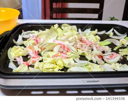 在煎鍋中煮熟的炒豬肉蔬菜 在煎鍋中煮熟的炒豬肉蔬菜 141394336