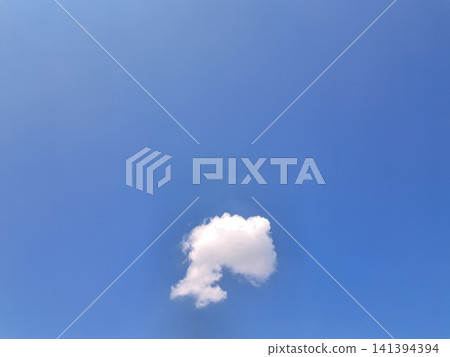 晴朗明亮的夏日天空,只有一朵雲彩。 晴朗明亮的夏日天空,只有一朵雲彩。 141394394