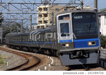 西武 6000 系列 6102F 在花子金井和小平之間運行 西武 6000 系列 6102F 在花子金井和小平之間運行 141394710