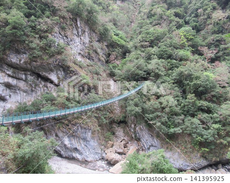 台灣太魯閣峽上的一座懸索橋 台灣太魯閣峽上的一座懸索橋 141395925